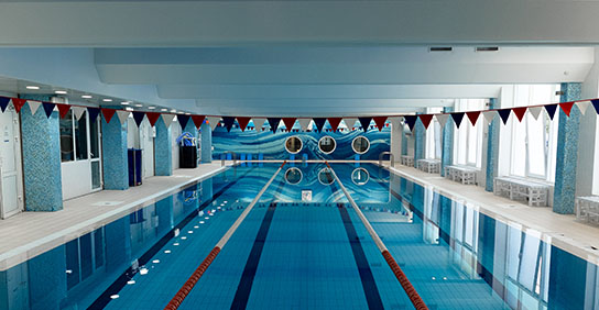 фитнес-клуб с большим бассейном