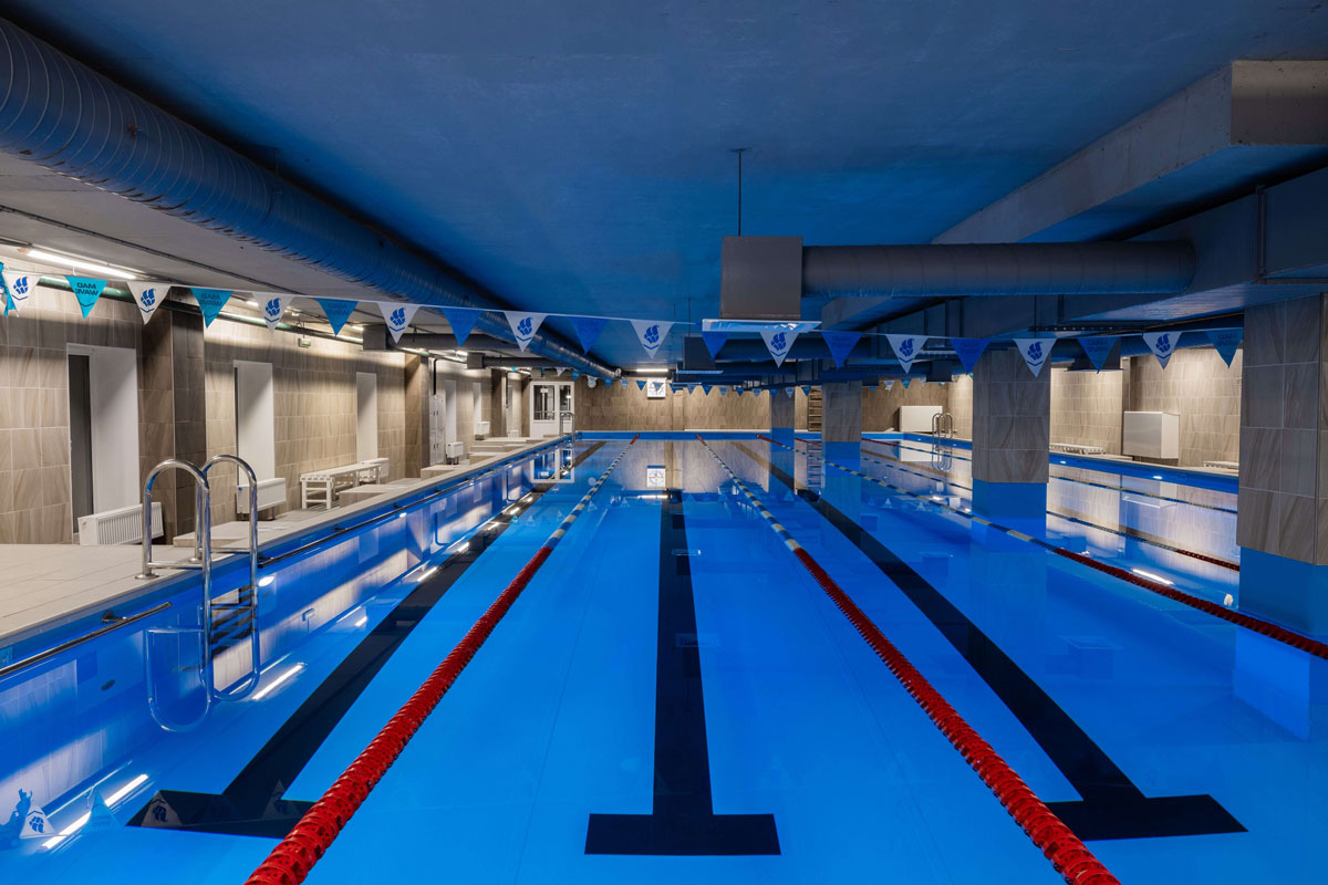 фитнес-клуб с большим бассейном