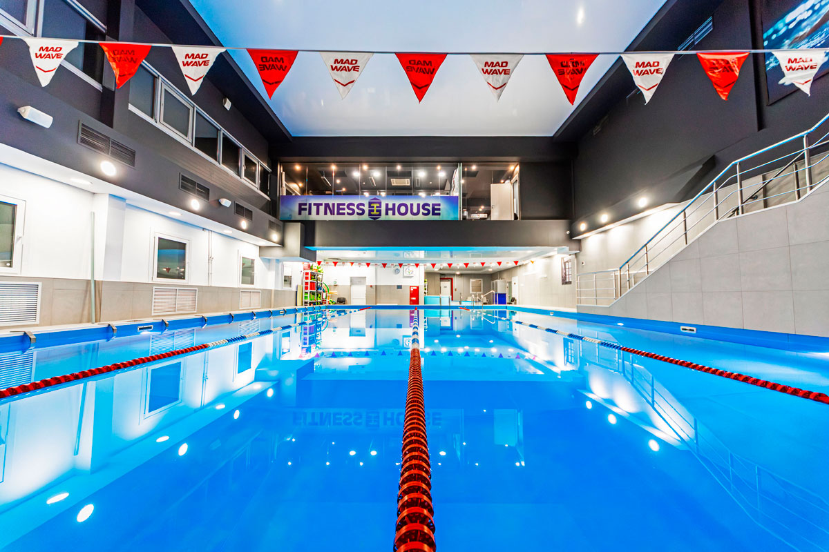 фитнес-клуб с большим бассейном