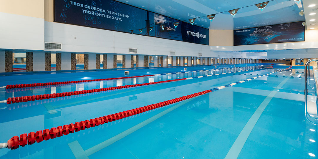 фитнес-клуб с большим бассейном