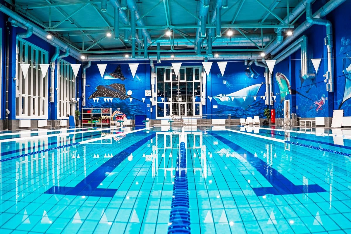 фитнес-клуб с большим бассейном