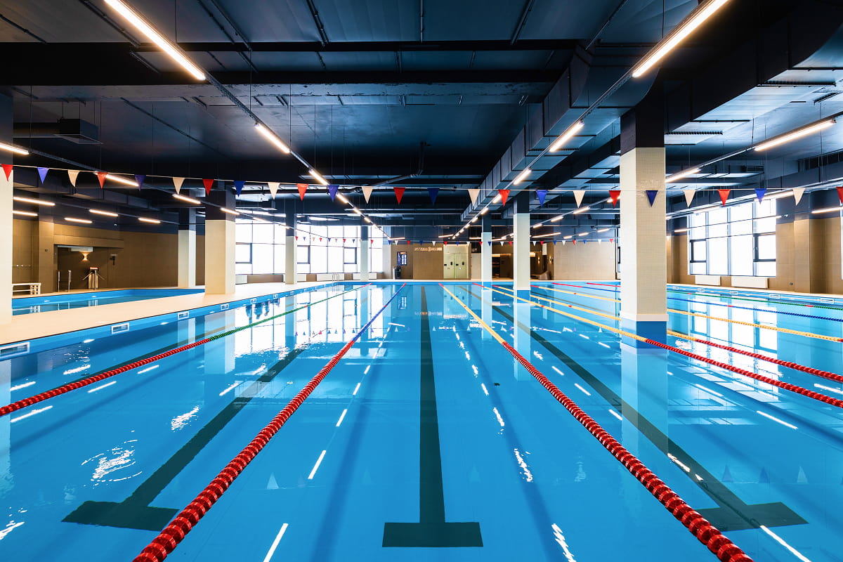 фитнес-клуб с большим бассейном