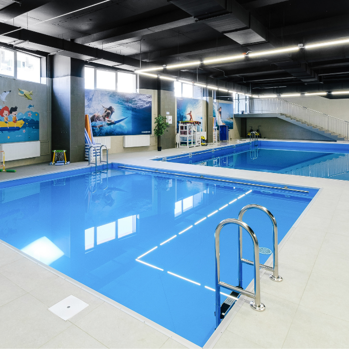 фитнес-клуб с большим бассейном