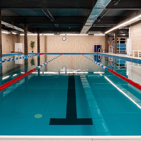 фитнес-клуб с большим бассейном