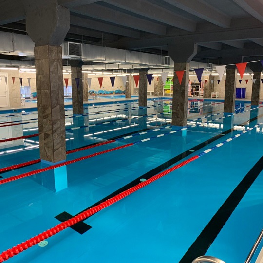 фитнес-клуб с большим бассейном