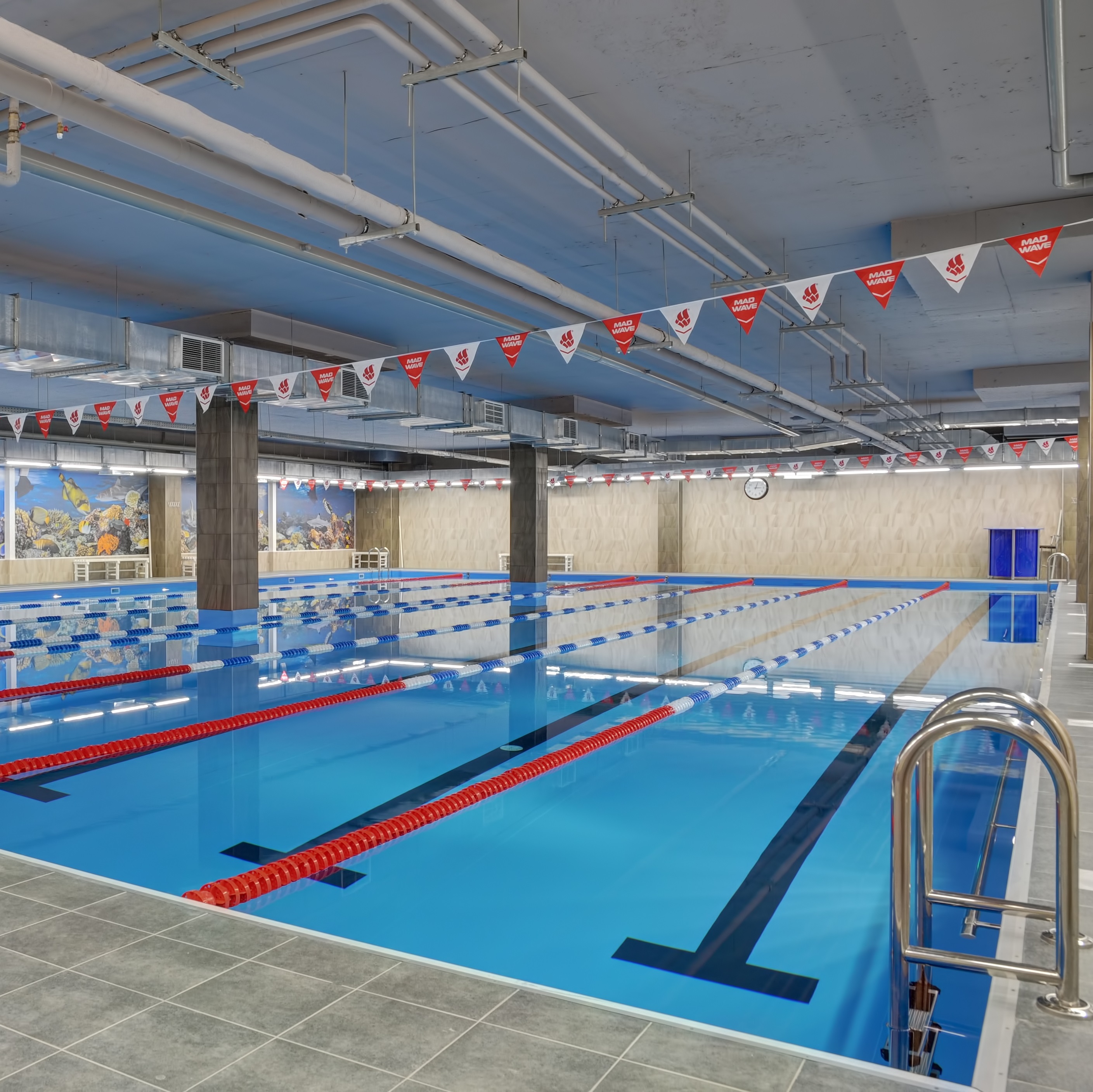 фитнес-клуб с большим бассейном