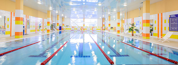 фитнес-клуб с большим бассейном