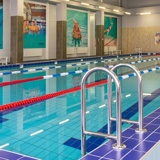 фитнес-клуб с большим бассейном