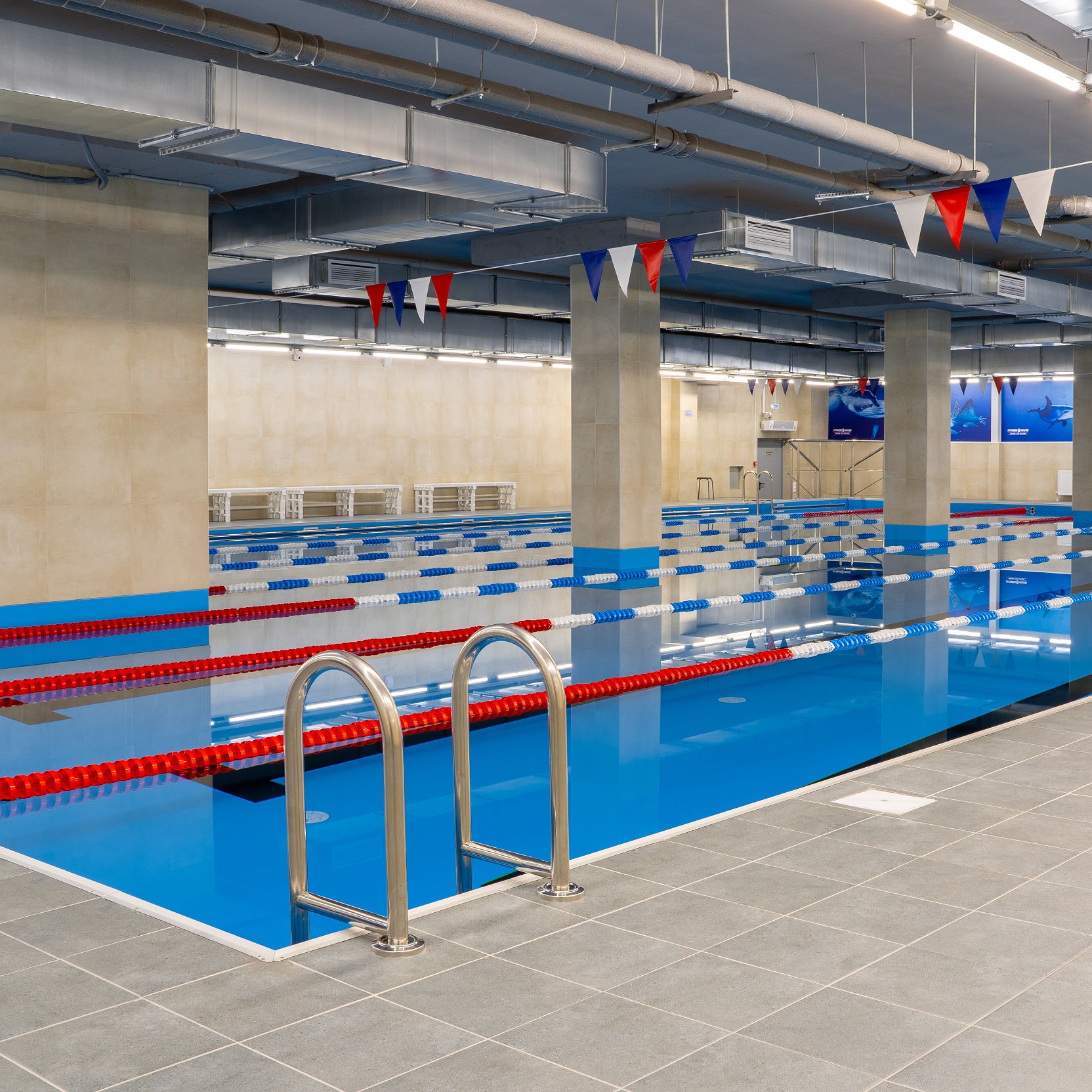 фитнес-клуб с большим бассейном