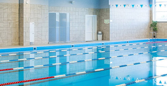 фитнес-клуб с большим бассейном