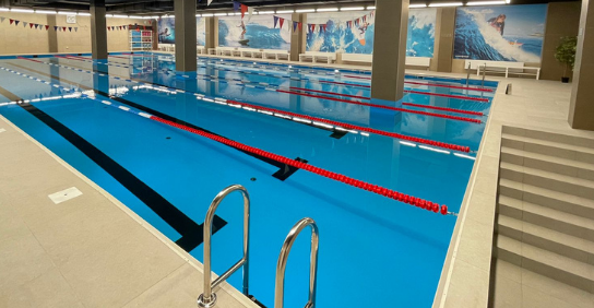 фитнес-клуб с большим бассейном