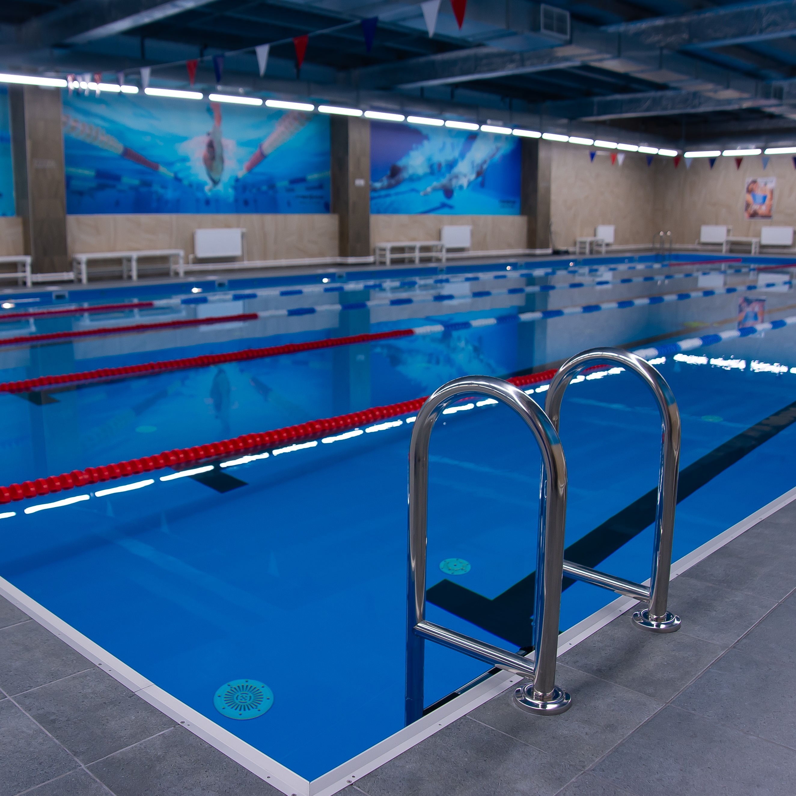 фитнес-клуб с большим бассейном