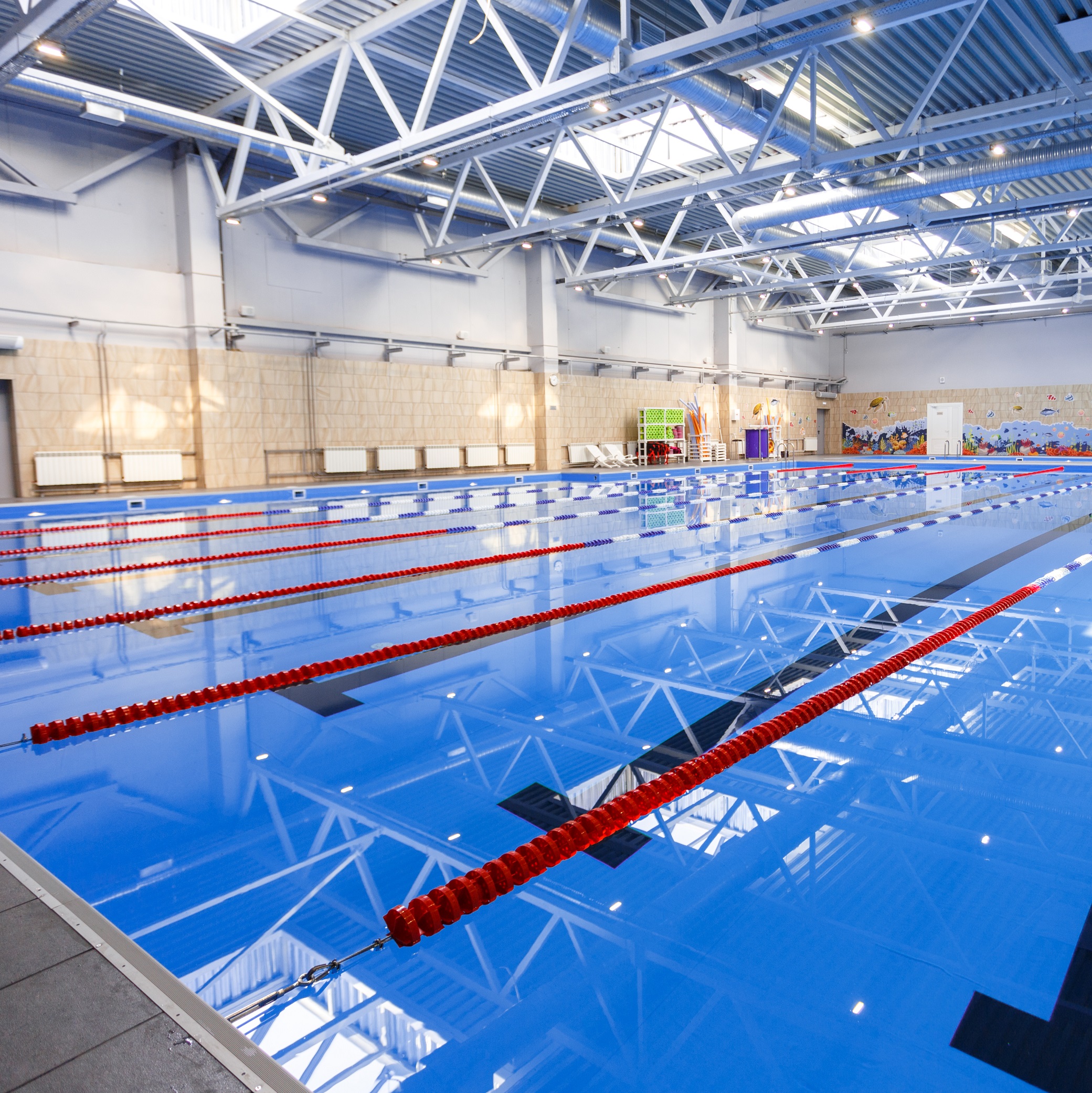 фитнес-клуб с большим бассейном