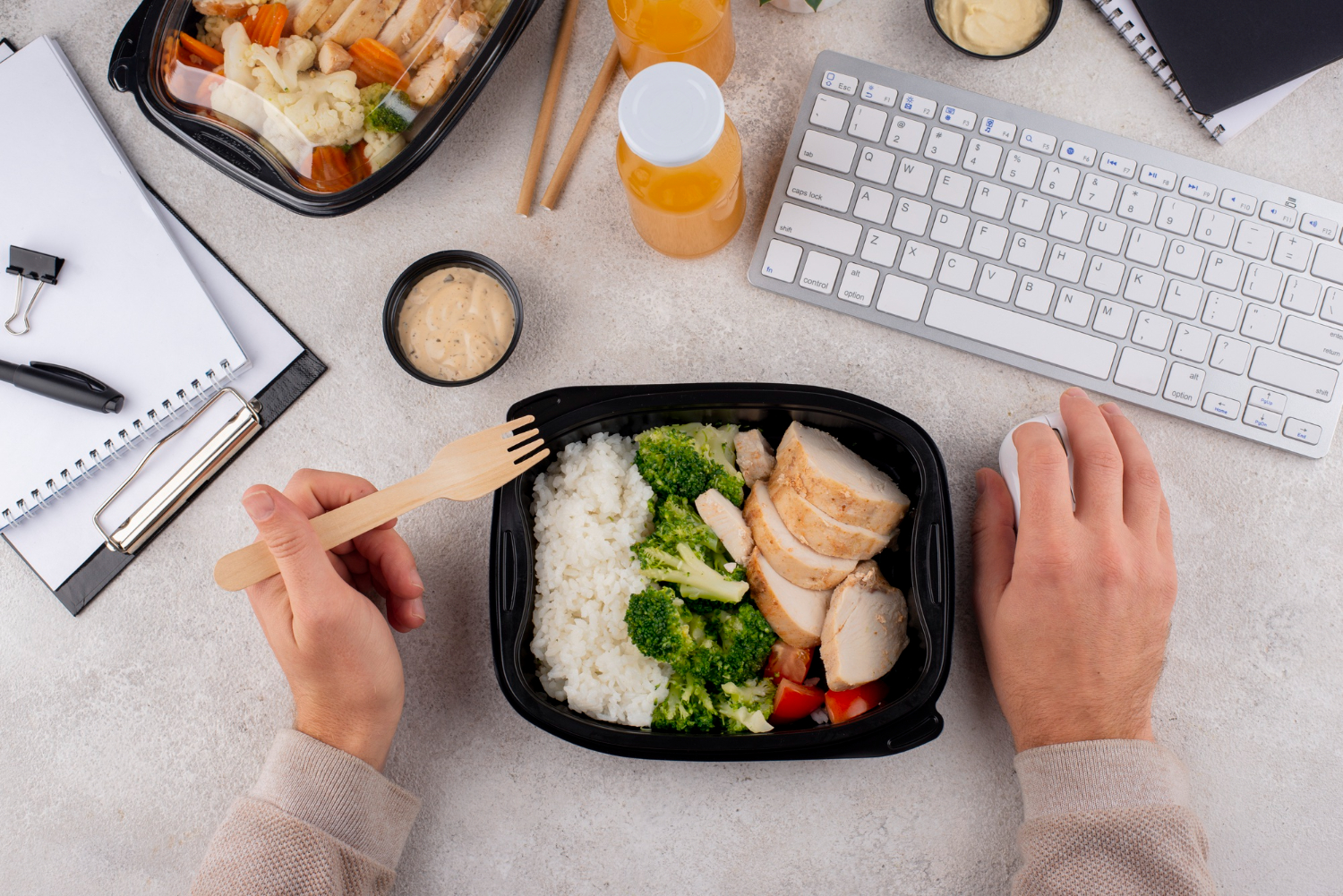 Даже в офисе после тренировки можно питаться качественно