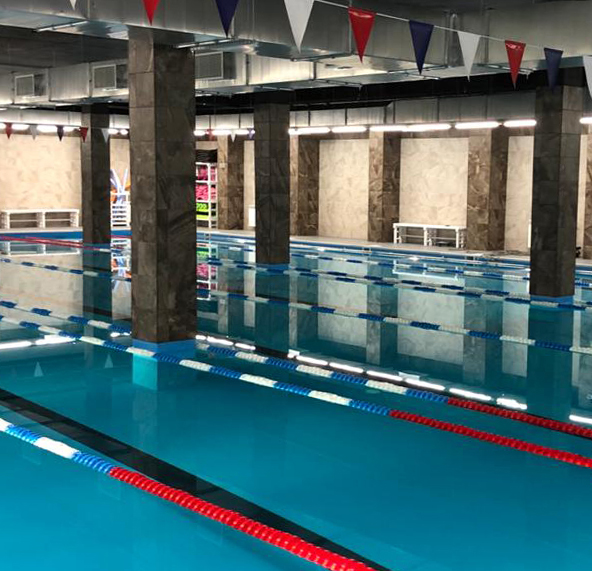 фитнес-клуб с большим бассейном