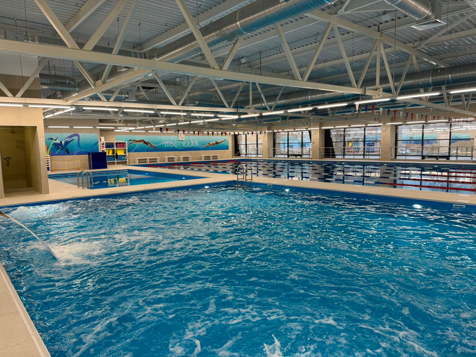 фитнес-клуб с большим бассейном