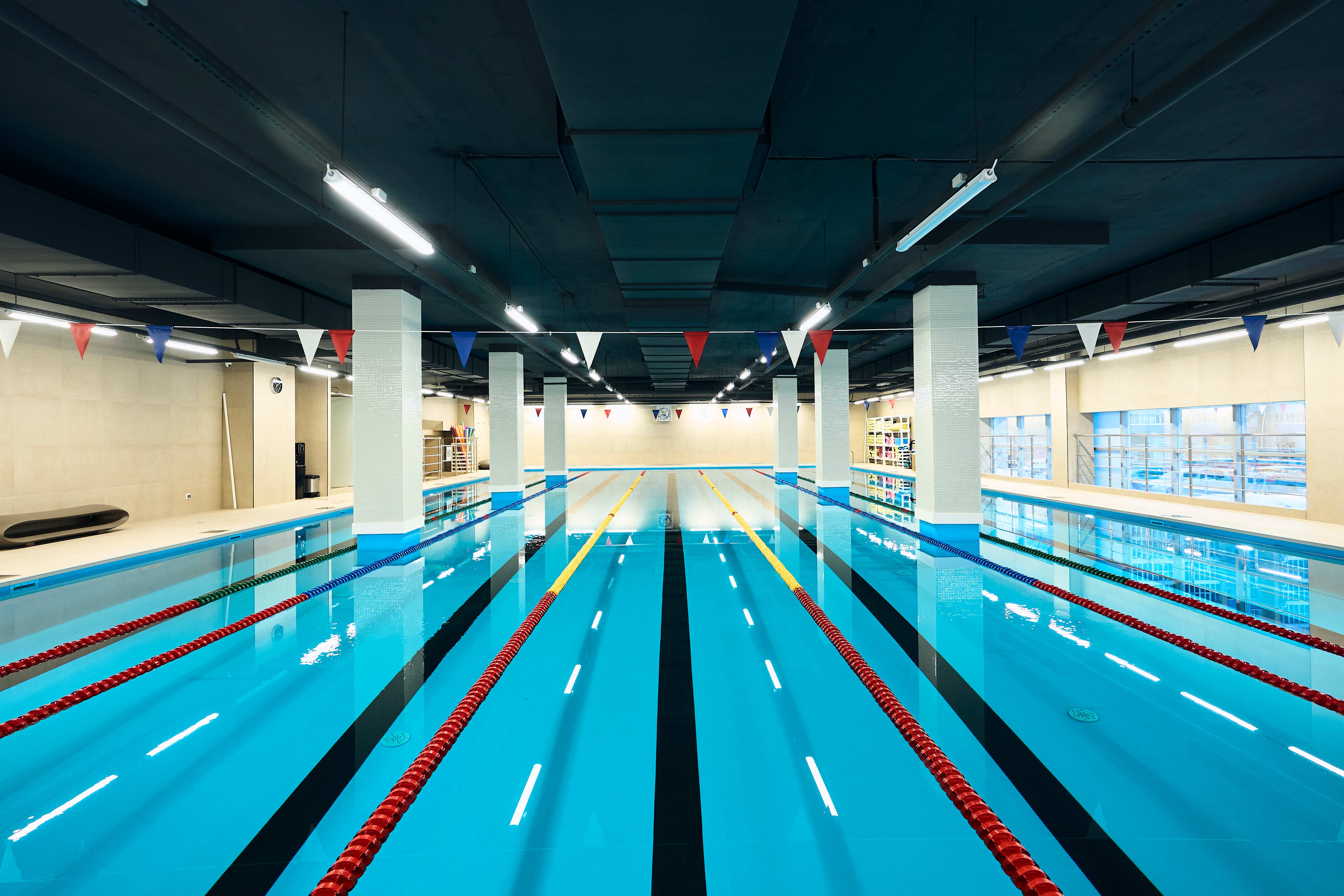 фитнес-клуб с большим бассейном