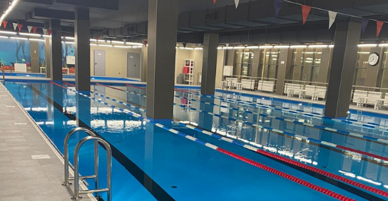 фитнес-клуб с большим бассейном